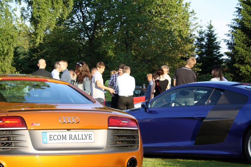 Auch die Rückseite der Audi R8 begeistert, während im Hintergrund über die Fahrzeugeinteilung diskutiert wird. (Ecom Trading)