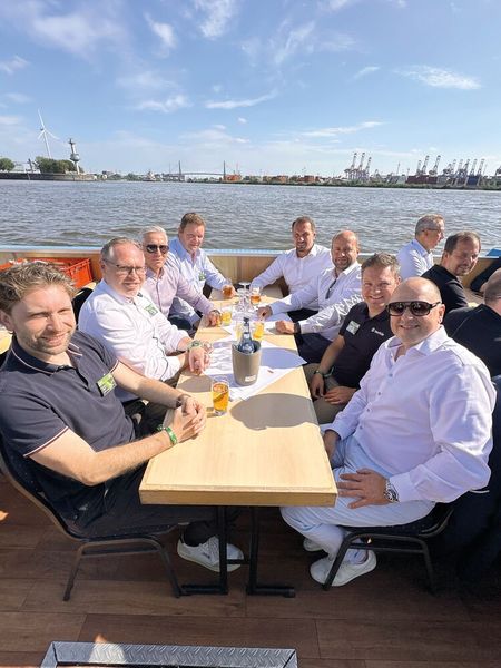 Wer findet auf Anhieb den Fehler auf diesem Foto? (v. l.) Dennis Stärk und Kay Müller (bluechip), Karsten Steinke (Albacon), Manuel Starke u. Sascha Morbitzer (bluechip), Marcus Bünger (Bechtle) und Sven Buchheim (bluechip), ohne Glas! (Bild: Vogel IT-Medien)