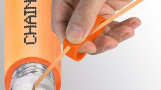 Der integrierte Reißfaden soll bis zu 50 % an Zeit beim Abmanteln sparen. (Bild: Klaus Fritsche)