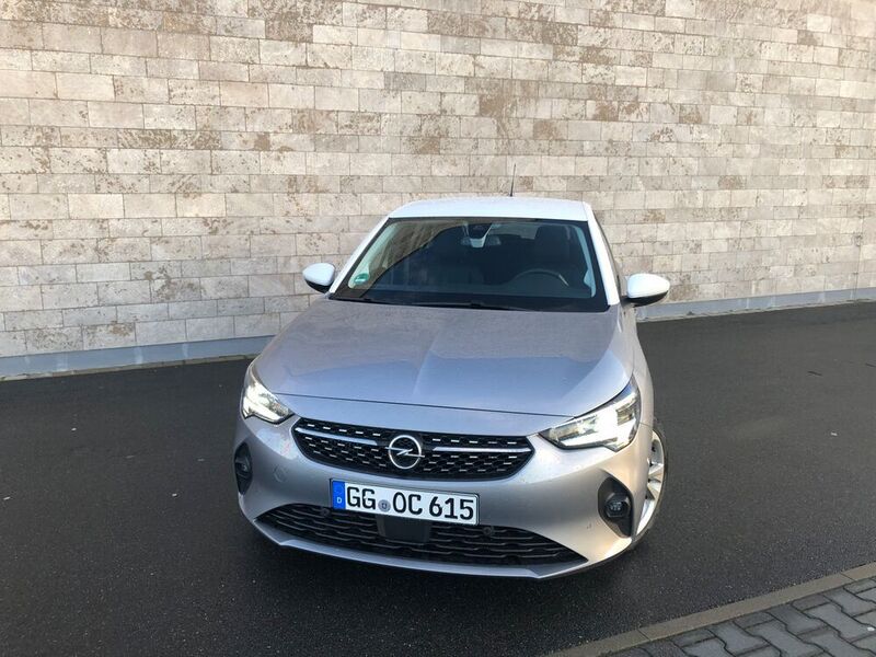 Dennoch trägt er typische Opel-Elemente wie die Bügelfalte auf der Motorhaube und das Blitz-Logo mit verlängerter Chromspange auf dem Kühlergrill. (Jens Scheiner/»Automobil Industrie«)