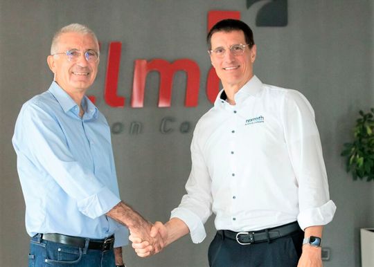 Bosch Rexroth übernimmt Elmo Motion Control. Handshake zwischen Thomas Fechner (rechts), Leiter des Bosch-Rexroth-Produktbereichs Automation and Electrification Solutions und Haim Monhait, Gründer und Inhaber von Elmo Motion Control. Bosch Rexroth übernimmt Elmo Motion Control. Handshake zwischen Thomas Fechner (rechts), Leiter des Bosch-Rexroth-Produktbereichs Automation and Electrification Solutions und Haim Monhait, Gründer und Inhaber von Elmo Motion Control.