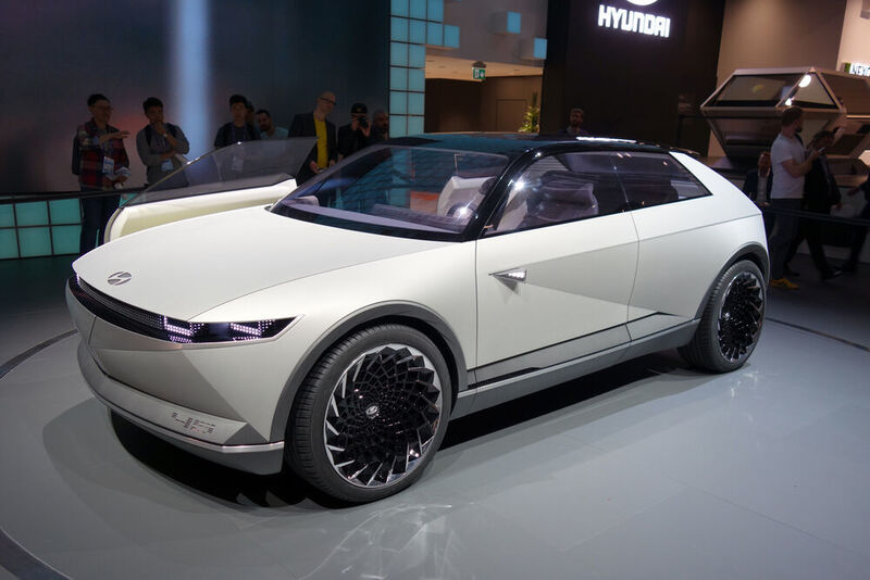 Die Elektro-Studie „45“ gibt einen Ausblick auf das künftige Hyundai-Design. Sie interpretiert zudem eine Ikone der eigenen Geschichte neu: das Hyundai Pony Coupé Concept von 1974. (Wehner/»kfz-betrieb«)
