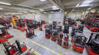 Im Aufbereitungswerk für Gebrauchtstapler von Linde-MH im tschechischen Velké Bílovice sollen pro Jahr bis zu 2000 Geräte fit gemacht werden für ihr „zweites Leben“. (Linde-MH)