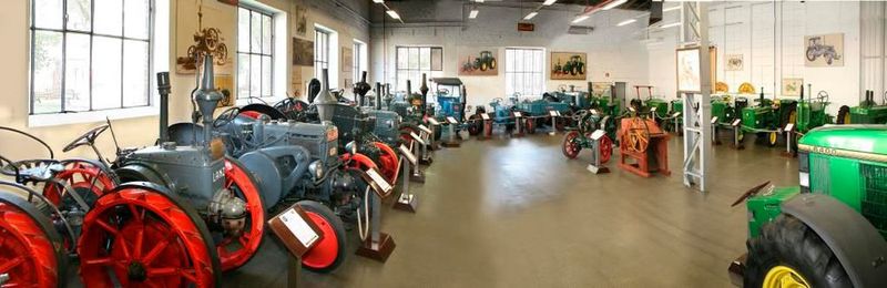 Traktorträume: ein Blick ins John Deere Museum mit historischen Lanz- und Deere-Traktoren (Bild: John Deere)