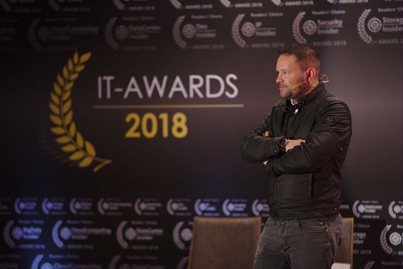 Nach dem Hauptgang erstaunt Leo Martin, seines Zeichens Kriminalist und langjähriger Geheimdienstmitarbeiter, die Gäste mit verblüffenden Psychologie-Experimenten ... (artful rooms / VIT)