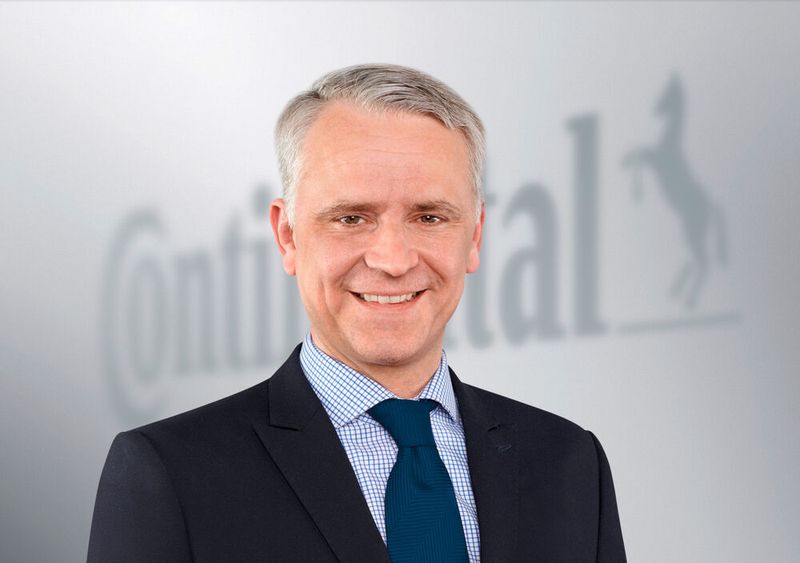 Philipp von Hirschheydt, Vorstandsmitglied von Continental und Leiter Automotive, zum neuerlichen Stellenabbau: „Wir investieren in den kommenden Jahren substanziell in Forschung und Entwicklung für neue Produkte und Systeme. Zugleich verbessern wir unsere Wettbewerbsstärke im Sinne unseres nachhaltigen Markterfolgs kontinuierlich.“(Bild:  Continental AG)