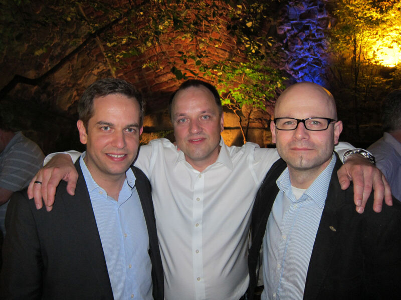 (v. l.) Felix von Löbbecke, Hannover 96, mit Sven Buchheim, bluechip, und Markus Isenecker, The One (Bild: IT-BUSINESS)