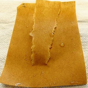 Abb. 5: Beschichtetes Papier nach dem Nassreisstest (Bild:  © Fraunhofer ISC)