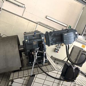 Neu im Einsatz sind Stirnradgetriebe der Baureihen X von SEW-Eurodrive. Durch die Verwendung einer Adapterplatte konnten die bestehenden Anschlussmaße abgebildet werden, ohne dass aufwändige Fundamentarbeiten durchgeführt werden mussten.(Bild:  SEW-Eurodrive)