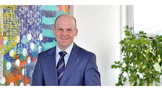 „Zuverlässiges Transportieren, sicheres Fixieren, schonendes Tragen oder auch Entgraten beziehungsweise Verrunden sind nur einige der Möglichkeiten die das multifunktionale Werkzeug technische Bürste beinhaltet“, sagt Andreas Fuchs, Geschäftsführer Vertrieb und Marketing. (Bild: Mink)