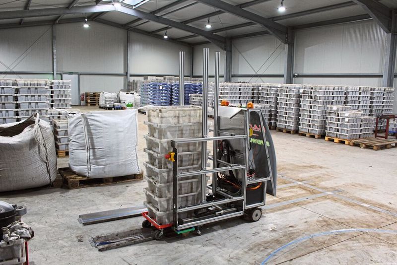 Das fahrerlose Transportsystem (FTS, hier ohne Seitenschutz) holt Eurocontainer aus dem Lager. Nächster Halt ist die neue Fütterungs- und Bewässerungsanlage.  (Igus)