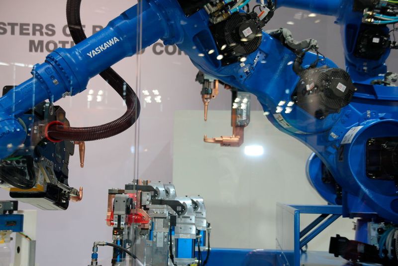 Die Punktschweißzangen arbeiten ohne Druckluftsystem. Ihr Energieverbrauch ist entsprechend ihres Gewichts gering. Die bewusst einfache Konstruktion aus Zangenkörper, Transformator und Motor gewährleistet dennoch robuste Produkte. (Käfer)