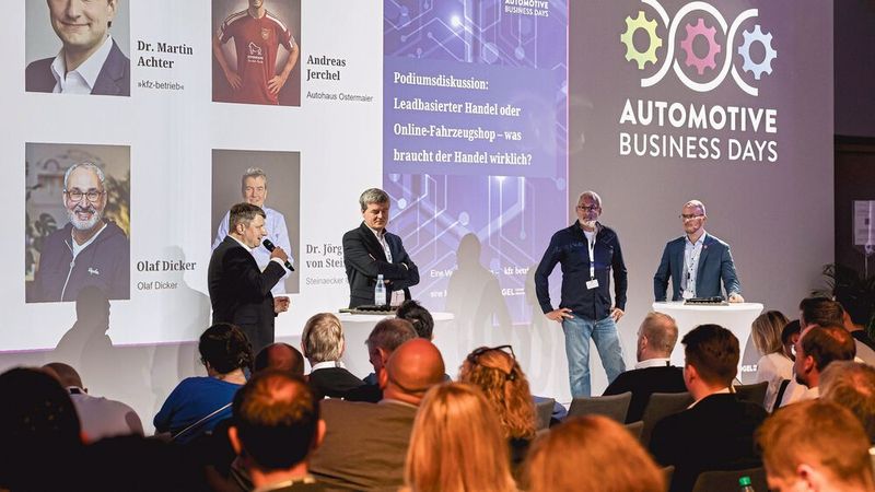 Diskutierten, was sinnvoller für die Autohäuser ist – ein leadbasierter Handel oder ein Online-Fahrzeugshop; von links: Martin Achter von »kfz-betrieb«, Digitalexperte Olaf Dicker, Berater Dr. Jörg von Steinaecker und Andreas Jerchel vom Autohaus Ostermaier. (Bild: Foto: Stefan Bausewein)