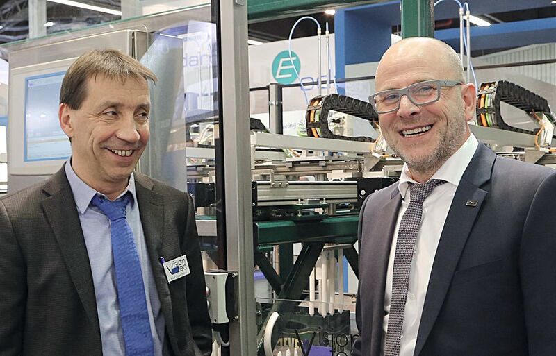 Erfolgreiche Zusammenarbeit: Knut Oppermann, technischer Leiter bei Vision-Tec (links) und Andreas Colussi von Parker Hannifin. (Bild: Parker Hannifin)