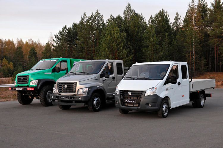 Bei Testfahrten auf dem unternehmenseigenen Testgelände zeigte sich, dass die Investitionen in in die Modelle und die Produktionsanlagen Früchte tragen: Die Fahrzeuge sind gut verarbeitet und fahren sich solide. Im Jahr 2016 will GAZ die Modellpflege abschließen und mit den neuen Modellen weitere Marktsegmente erschließen – auch außerhalb des Heimatmarktes. Im Bild v.l.: Gazelle Next Rallye, Gazon Next und Gazelle Next. (Foto: GAZ Group)