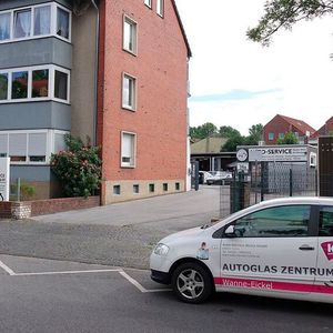 Hinter einem Wohngebäude liegt das Betriebsgelände von Auto-Service Micha in Herne.(Bild:  Rosenow/»kfz-betrieb«)