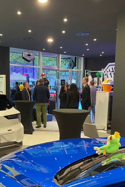 Zur Eröffnung des „Rnlt-Stores“ kamen um die 150 Gäste. (Bild: Autohaus König)