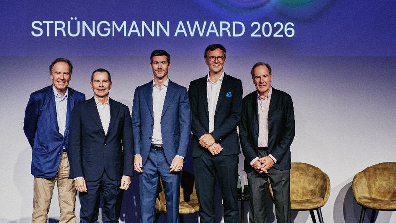 Dr. Thomas Strüngmann, Dr. Stefano Portolano (Finalist, Azafaros), Dr. Jonathan Talbot (Gewinner des Strüngmann Awards 2026, Mosanna Therapeutics / Melodia Therapeutics), Prof. Dr. med. Wieland Sommer (Finalist, Jacobian), Dr. Andreas Strüngmann - v.l. (Bild:  Strüngmann Award)
