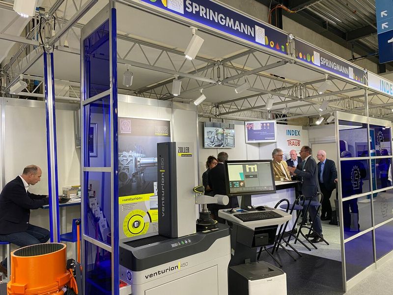 Springmann präsentiert das Einstell- und Messgerät Venturion 450 von Zoller. Damit können Werkzeuge aller Art hochpräzise eingesellt und vermssen werden. (Bild: Anne Richer, SMM)