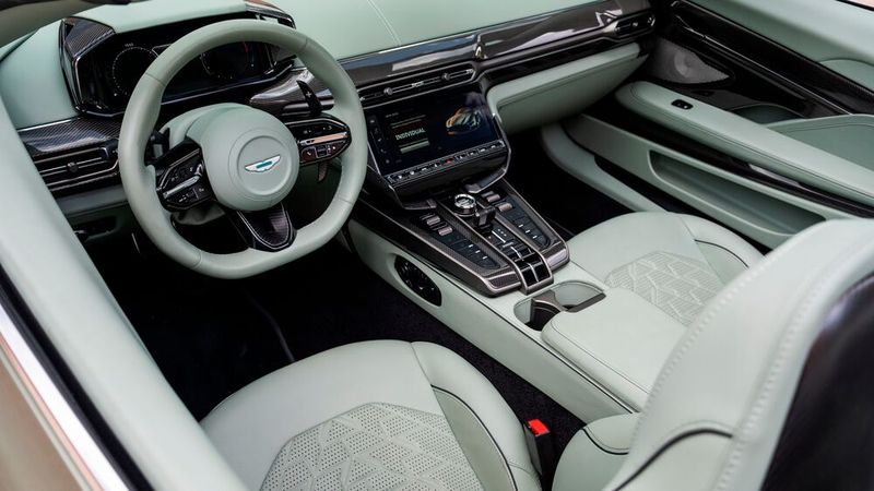 Zu diesem schönen Sinneserlebnis trägt das luxuriöse und handwerklich top gemachte Interieur bei. (Bild: Aston Martin)