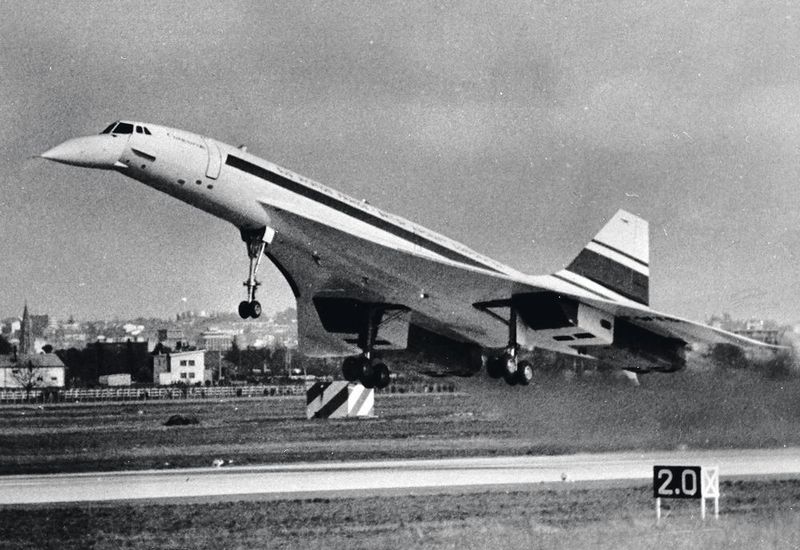 2. März 1969: Jungfernflug der Concorde. Der Flug dauerte nur 29 Minuten, aber er schrieb Luftfahrtgeschichte: Am 2. März 1969 startete die Concorde im französischen Toulouse zu ihrem Jungfernflug. Das Überschallverkehrsflugzeug war ein Gemeinschaftsprojekt des französischen Unternehmens Aérospatiale (heute Airbus) und der British Aircraft Corporation (heute BAE Systems). Die Concorde konnte eine Geschwindigkeit von Mach 2.04 (2180 km/h) erreichen und die Distanz zwischen London und New York in knapp unter drei Stunden bewältigen. Zwischen 1976 und 2003 war sie als das schnellste Passagierflugzeug der Welt im Einsatz. Kommerziell lohnte sich der Einsatz der Avionik-Ikone aber nie. Insgesamt wurden nur 20 Concordes gebaut: sechs Entwicklungsmaschinen und 14 für den kommerziellen Flugverkehr. Von diesen wiederum waren sieben Jets für Air France und sieben weitere für British Airways im Einsatz. Der letzte Flug mit einer Concorde fand am 26. November 2003 von London-Heathrow ins Luftfahrt-Museum in Filton statt. (Bild: 02.03.69 1er vol de Concorde avec Jacqueline Auriol (1969) / André Cros / CC BY-SA 4.0)