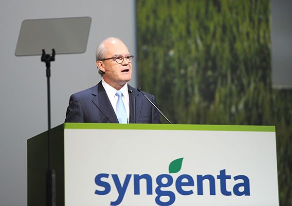 Platz 9: Chem China kauft Syngenta (Status: Unternehmen sind sich einig, Zustimmung der zuständigen Regulierungsbehörden stehen noch aus.): Es tut sich momentan einiges in der Chemiebranche. Neben der angestrebten Fusion von Dupont und Dow Chemical sowie der Übernahme von Monsanto durch Bayer ist mit Chem China und dem Schweizer Agrarchemieproduzenten Syngenta ein dritter Chemiedeal in den Top 10 der vergangenen 18 Monate. Das chinesische Staatsunternehmen bietet 43 Milliarden Dollar (465 Dollar je Aktie). Der Verwaltungsrat von Syngenta rät seinen Aktionären einstimmig das Angebot anzunehmen. Das derzeitige Management von Syngenta um CEO Michel Demaré (im Bild auf der Generalversammlung 2016) soll laut einer Pressemitteilung des Schweizer Unternehmens weiterhin die Geschäfte leiten.  (Bild: Syngenta)