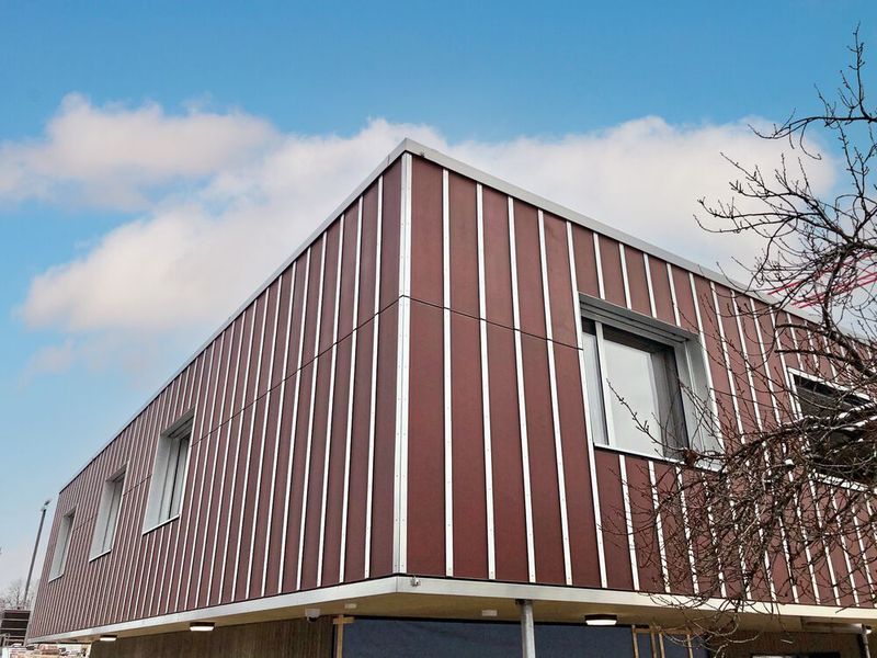 Die Solarfassade an der «Winter und Sports World Wallisellen» liefert unter anderem Strom für das Eisfeld. (Werke Versorgung Wallisellen AG)