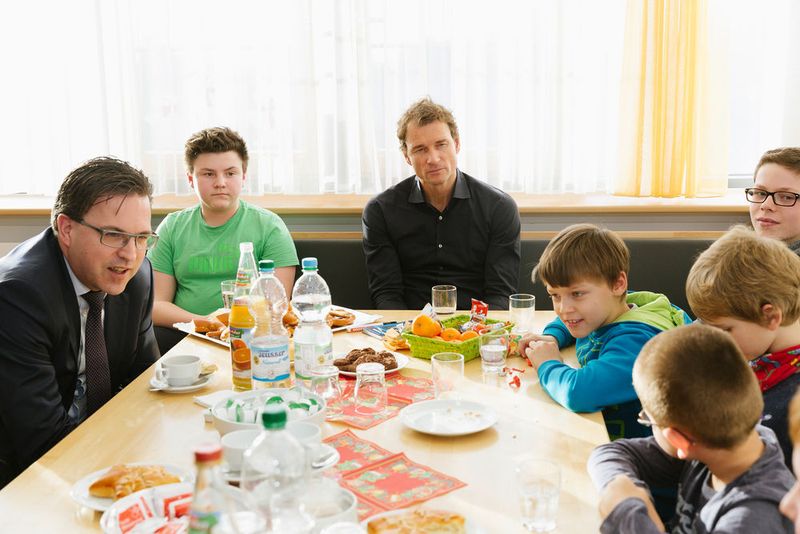 Henrik A. Schunk (links) und Jens Lehmann (Mitte) im Gespräch mit den „kleinen Helden“. (Bild: Schunk)