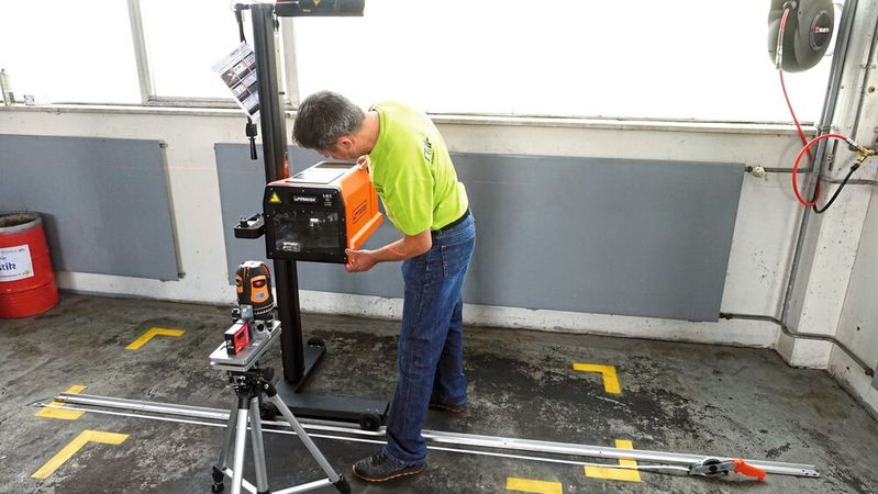 Auch wenn die HU-Scheinwerferprüfrichtlinie Ende 2018 komplett überarbeitet wurde: Nach wie vor gibt es einige Punkte und Praktiken, die kritisch hinterfragt gehören.  (Bild:  Dominsky – »kfz-betrieb«)