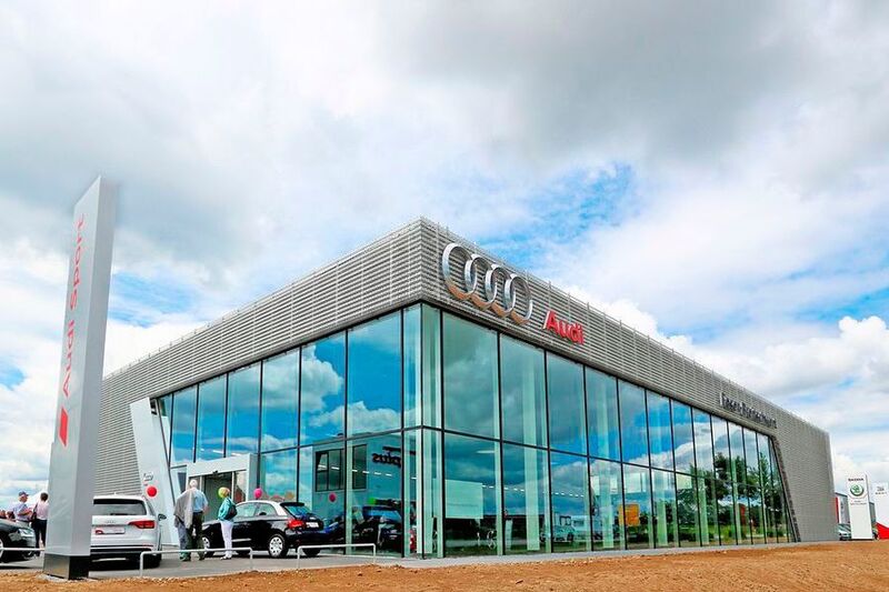 Stahl und viel Glas bestimmen die Außenansicht des Audi-Showrooms in Burgoberbach, der 2017 neu errichtet wurde. (Feser-Graf-Gruppe)