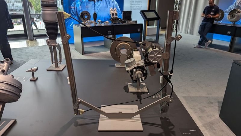 Der Fensterheberantrieb ist eine Komponente, die meistens erst im hohen Fahrzeugalter kaputt geht. Also dann, wenn es keine Originalersatzteile mehr gibt. Deshalb hat ZF jetzt Fensterheber in sein Programm aufgenommen. (Bild: Rosenow – VCG)