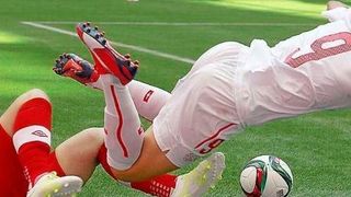 Wer hätte das gedacht?: Die zurückliegende Fußball-WM in Kanada wurde auch auf Kunstrasen ausgetragen, der mit Anlagen des Filament-Experten Reimotec aus Lampertheim gefertigt wurde. Man kann sogar genau ziemlich genau sagen, wie viele "Halme" den Quadratmeter Polymerrasen bedecken, wie es heißt. Reimotec ist ein Unternehmen der Reifenhäuser Gruppe. Auch wenn die „Fetzen“ fliegen, juckt das den robusten Bodenbelag kaum - ganz im Gegensatz zum pflegeintensiven Pendant aus der Natur... (Bild: Bild-Online)