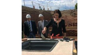 Wago: Die Landrätin Antje Hochwind legte bei der Grundsteinlegung selbst Hand an. Markus Starke, Konrad Stromiedel und Jörg Hampl (von links) von der WAGO-Standortleitung sehen ihr dabei zu. (Bild: Wago)