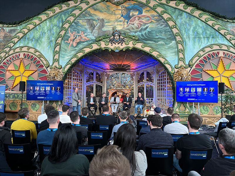 Absolut kein Nebenschauplatz auf der Namestudio API Arena Stage: Podiumsdiskussion „Making Cloud Happen“ mit v.l. Mattias Friström, Arelian, Stephan Ilaender, Stack IT, Supryo Bhattacharya, German Edge Cloud, Sim Upadhyayula, Supermicro, und Stefan Schäfer, OVHcloud. (Bild: VIT / ewg)
