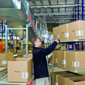 Der Karton im Mittelpunkt: Das dreifachtiefe Kartonautomatiklager versorgt die gesamte Kommissionierzone mit Ware: Kurze Wege und paralleles gleichzeitiges Abarbeiten der Aufträge ermöglichen die erforderliche hohe Dynamik. Bild: TGW