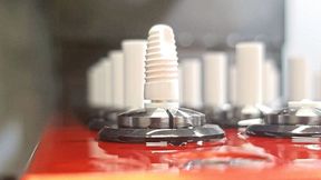 Autant de broches que possible sur un minimum de surface : les implants sont produits sur des machines CNC compactes.