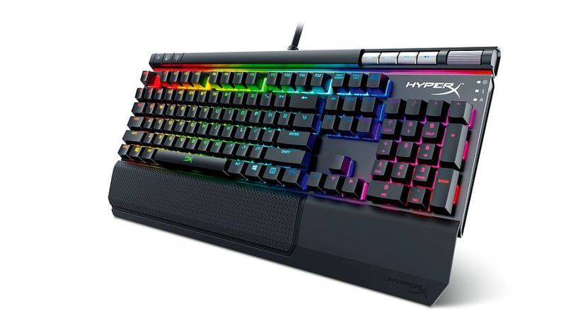 Red Dot Produktdesign 2018: Mechanische Gaming-Tastatur HyperX Alloy Elite RGB von Kingston, USA: Für Gamer mit hohem Anspruch an Leistung und Aussehen wurde die mechanische Tastatur HyperX Alloy Elite RGB entwickelt. Hervorstechendes Merkmal ist die Lichtleiste mit brillanten RGB-Farben, die für jede Taste einzeln eingestellt werden können. Die Cherry-MX-Tastatur-Schalter und ein solider Stahlrahmen verleihen der Tastatur die nötige Widerstandsfähigkeit selbst bei intensivem Spielen. Weitere Features sind eine komfortable, abnehmbare Stütze für das Handgelenk, Medientasten und zusätzliche titaniumfarbene Tastaturkappen mit besonderer Textur, um wichtige Tasten schnell zu finden. Über eine Software lässt sich die Tastatur umfassend konfigurieren. Begründung der Jury: Ausgesprochen leistungsstark und schlüssig auf das Gaming ausgelegt ist diese robuste Tastatur mit der beeindruckenden Lichtleiste.  (Bild: Red Dot/Kingston)