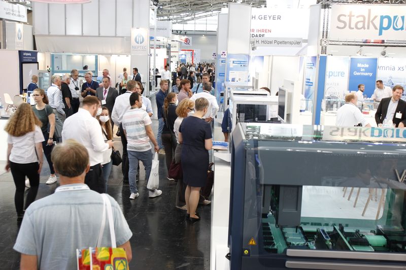 Die Gänge füllten sich im Tagesverlauf mit interessierten aus der Laborbranche.  (LABORPRAXIS, C. Lüttmann)