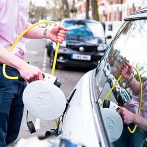 Die Idee ist simpel: Über Nacht kommt das Auto einfach an den Stecker. Die Ladekapazität soll ausreichen, dass das E-Auto am nächsten Morgen wieder 200 bis 300 Kilometer Reichweite hat.(Bild:  Siemens)