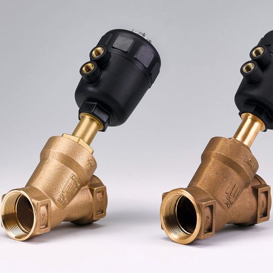 Der erste Preis ging an die Fälschung des Schrägsitzventils „Typ 2000“ der Bürkert Werke GmbH & Co. KG. Rechts im Bild ist das Plagiat, das von der Ningbo ACME Industrial Automation Co. Aus China stammt. Der Nachahmer hat ein ganzes Produktprogramm kopiert. Er verletzt die international registrierte Bildmarke (4 Streifen) und das u.a. in China eingetragene Design. Bei der 1:1 Kopie des Ventils wurden alle Bürkert-typischen Designelemente, z.B. die Rahmen um die Zahlen beim Messingventilgehäuse, übernommen, so dass Verwechslungsgefahr besteht.(Bild:  Aktion Plagiarius e.V.)