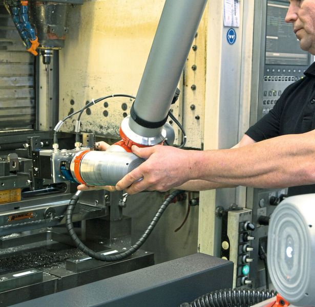 Einfach anleiten: Beim Roboter von Robco gibt der Bediener die Positionen des Robotergreifers zum Aufnehmen und Ablegen von Rohlingen und Werkstücken vor, indem er den Roboterarm manuell bewegt.  (Bild: FMB / Konrad Mücke)