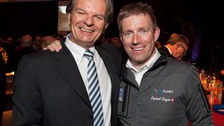 A l'occasion de l'apéritif de printemps: Alain Riedo, directeur de la CCIF en compagnie de Raphaël Domjan, eco-explorateur, fondateur et skiper de PlanetSolar. (Image: CCIF)
