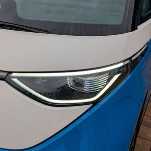Bei der Scheinwerferform hat sich VW für eine moderne Gestaltung entschieden, ohne Ankläge an die schlichten Rundscheinwerfer der Vor-Vorgänger. Von der Lichtstärke und den zahlreichen Funktionen des aktuellen IQ Lights konnten diese aber auch nur träumen.(Bild:  Rosenow – VCG)