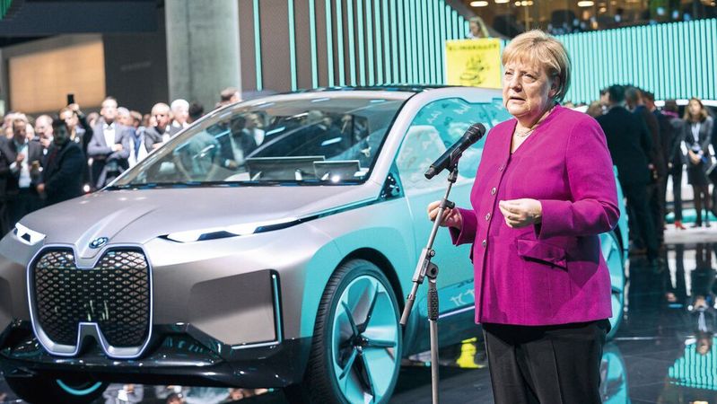Bundeskanzlerin Angela Merkel hat einen weiteren Autogipfel moderiert (Archivbild). Ergebnis: Die Teilnehmer wollen die Transformation der Automobilwirtschaft vorantreiben. Bundeskanzlerin Angela Merkel hat einen weiteren Autogipfel moderiert (Archivbild). Ergebnis: Die Teilnehmer wollen die Transformation der Automobilwirtschaft vorantreiben.