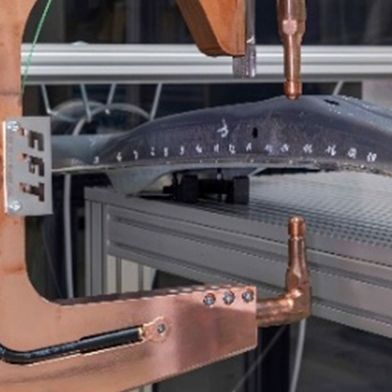 Schweißzange beim Fügen einer B-Säule unter Laborbedingungen im Fraunhofer-IPK. (Bild: Fraunhofer-IPK)