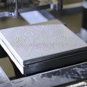 Die Layered Powder Metallurgy-(LPM)-Technologie von Stratasys kombiniert die firmeneigene Jetting-Technologie mit der Pulvermetallurgie.