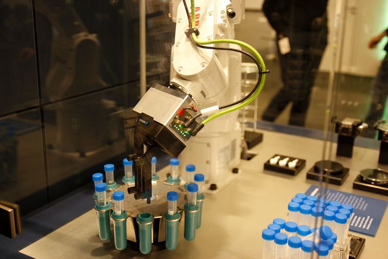 Der mechatronische Greifer EGK von Schunk nimmt Vials mittels Softgrip Greifmodus aus den Werkstücktrays ... (Bild: Breunig – VCG)