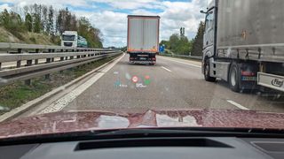Ein 90-km/h-Limit, wie es der Audi A7 hier im Head-up-Display anzeigt, ist auf der Autobahn äußerst selten. Hier hat es die Kamera vom Heck des vorausfahrenden Lkw abgelesen. Eine Rückkoppelung mit Kartendaten ist offenbar nicht erfolgt. (Bild: Rosenow – VCG)