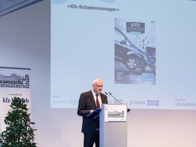Durch das Programm des zweiten Tages führte Konrad Wenz, stellv. Chefredakteur »kfz-betrieb«. Er nutzte die Gelegenheit, der Branche das neue Magazin »Kfz-Schadenmanager« vorzustellen. (Foto: Bausewein)