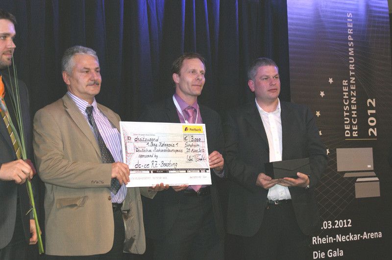 Die Gewinner der Kategorie 1:  „Visionäre Rechenzentrumsarchitektur“ erhielten einen Scheck vom Sponsor: dc-ce RZ-Beratung in Höhe von 3000 Euro. Gewonnen hat RZ-Planung.net. (Bild: Ostler)